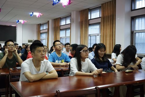 看革命电影,忆峥嵘岁月——十三水在线
研究生党支部“两学一做”活动记