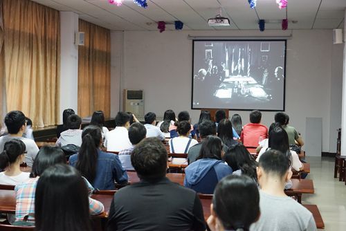 看革命电影,忆峥嵘岁月——十三水在线
研究生党支部“两学一做”活动记