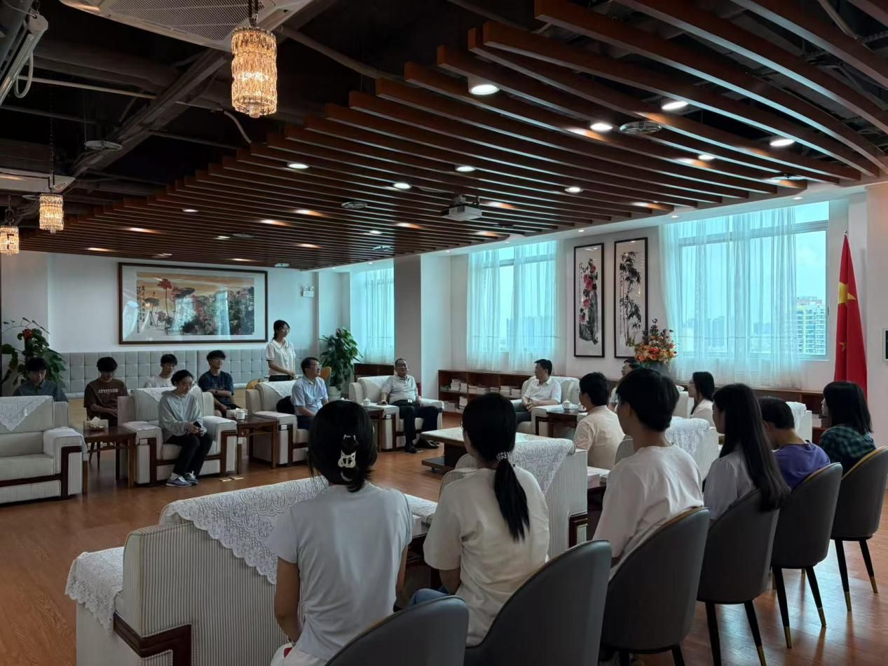 七月中旬,十三水在线
依托腾讯会议等平台,开展“云端守护”活动,分年级、分批次召开线上安全教育主题班会,内容涵盖防溺水、防中暑、防诈骗等暑期重点安全事项,同时针对暑期出行、兼职、实习、社会实践等不同场景,详细讲解了交通安全、食品安全、人身财产安全等方面的防范要点。通过典型案例分析和情景模拟演练,有效提升学生的安全防范意识和应急处理能力。 七月中旬,十三水在线
依托腾讯会议等平台,开展“云端守护”活动,分年级、分批次召开线上安全教育主题班会,内容涵盖防溺水、防中暑、防诈骗等暑期重点安全事项,同时针对暑期出行、兼职、实习、社会实践等不同场景,详细讲解了交通安全、食品安全、人身财产安全等方面的防范要点。通过典型案例分析和情景模拟演练,有效提升学生的安全防范意识和应急处理能力。